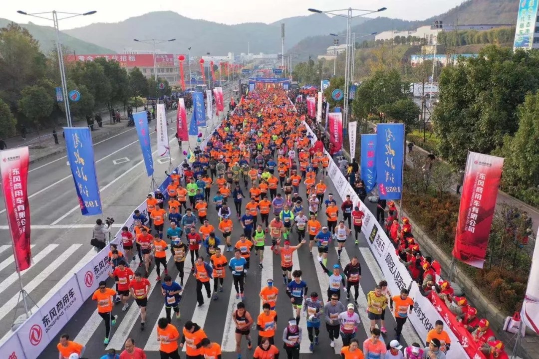 “乘可靠东风  跑十马难追” ——东风天龙•2019南水北调马拉松十堰燃情开跑